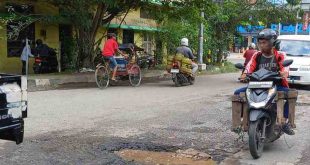 Kondisi jalan di Kalidoni yang rusak akibat galian pembangunan IPAL, Selasa (23/4/2024). Foto: Sumselheadline/Pitria.