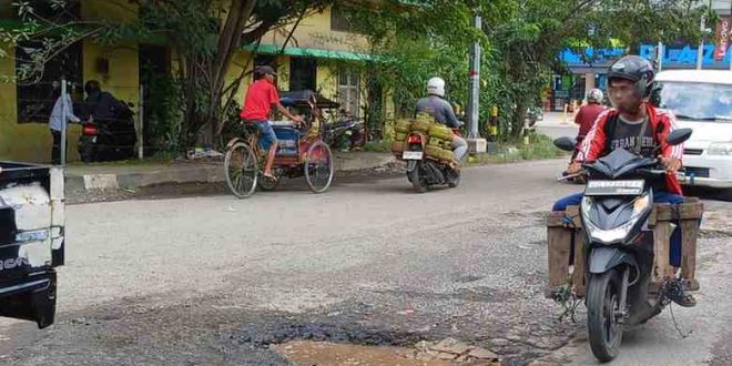 Kondisi jalan di Kalidoni yang rusak akibat galian pembangunan IPAL, Selasa (23/4/2024). Foto: Sumselheadline/Pitria.
