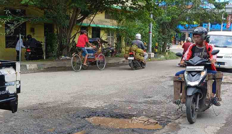Kondisi jalan di Kalidoni yang rusak akibat galian pembangunan IPAL, Selasa (23/4/2024). Foto: Sumselheadline/Pitria.