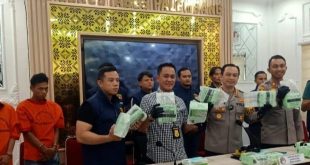Kapolrestabes Palembang, Kombes Pol Dr Harryo Sugihhartono didampingi Kasatres Narkoba, AKBP Mario Ivanry dan Kapolsek Plaju, AKP Rendy Novriansyah, saat press release penangkapan sabu, Selasa (2/4/2024). Foto: Sumselheadline/Ela.