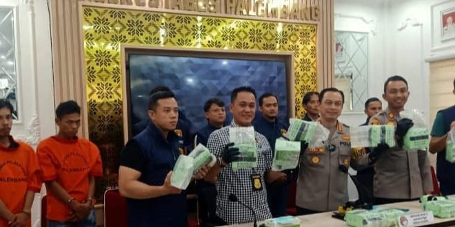 Kapolrestabes Palembang, Kombes Pol Dr Harryo Sugihhartono didampingi Kasatres Narkoba, AKBP Mario Ivanry dan Kapolsek Plaju, AKP Rendy Novriansyah, saat press release penangkapan sabu, Selasa (2/4/2024). Foto: Sumselheadline/Ela.