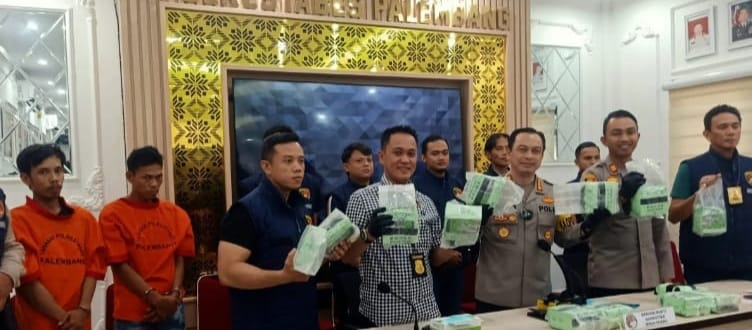 Kapolrestabes Palembang, Kombes Pol Dr Harryo Sugihhartono didampingi Kasatres Narkoba, AKBP Mario Ivanry dan Kapolsek Plaju, AKP Rendy Novriansyah, saat press release penangkapan sabu, Selasa (2/4/2024). Foto: Sumselheadline/Ela.