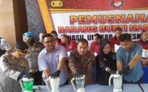 Jajaran Polda Sumsel musnakan 7,7 kg narkoba jenis sabu dan ektasi, Kamis (18/4/2024). Foto: Sumselheadline/Ela.