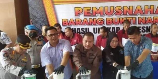 Jajaran Polda Sumsel musnakan 7,7 kg narkoba jenis sabu dan ektasi, Kamis (18/4/2024). Foto: Sumselheadline/Ela.