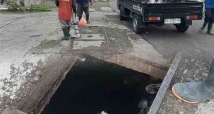 Petugas memperbaiki Valve 400 mm yang anjlok di Jalan Demang Lebar Daun depan RM Soto Amir, Palembang. Foto: Dok Sumselheadline.