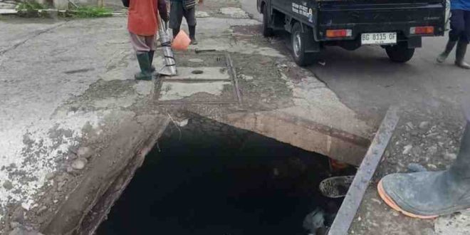 Petugas memperbaiki Valve 400 mm yang anjlok di Jalan Demang Lebar Daun depan RM Soto Amir, Palembang. Foto: Dok Sumselheadline.
