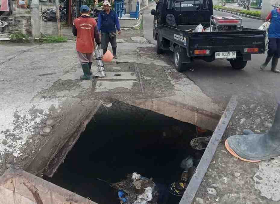 Petugas memperbaiki Valve 400 mm yang anjlok di Jalan Demang Lebar Daun depan RM Soto Amir, Palembang. Foto: Dok Sumselheadline.