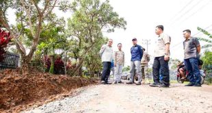 Pj Bupati Muba, Sandi Fahlepi meninjau jalan rusak ruas Muara Teladan-Kota Sekayu, Minggu (28/4/2024). Foto: Kominfo Muba.