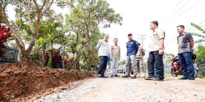 Pj Bupati Muba, Sandi Fahlepi meninjau jalan rusak ruas Muara Teladan-Kota Sekayu, Minggu (28/4/2024). Foto: Kominfo Muba.