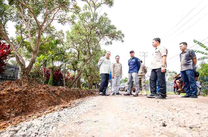 Pj Bupati Muba, Sandi Fahlepi meninjau jalan rusak ruas Muara Teladan-Kota Sekayu, Minggu (28/4/2024). Foto: Kominfo Muba.