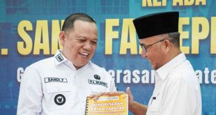 Apriyadi menyerahkan buku memori serah terima jabatan kepada Pj Bupati Muba yang baru, Sandi Fahlepi, Rabu (24/4/2024). Foto: Kominfo Muba.