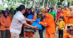 Pihak perwakilan Herman Deru membagikan paket kepada para petugas kebersihan Prabumulih, Minggu (8/4/2024). Foto: Sumselheadline/Fer.