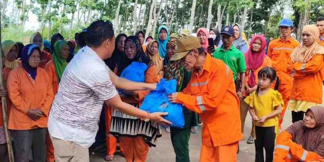 Pihak perwakilan Herman Deru membagikan paket kepada para petugas kebersihan Prabumulih, Minggu (8/4/2024). Foto: Sumselheadline/Fer.