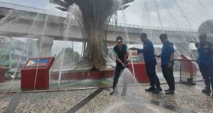 Pj Walikota Palembang, Ratu Dewa ikut membersihkan kawasan air mancur untuk persiapan sholat Id, Selasa (9/4/2024). Foto: Sumselheadline/Pitria.