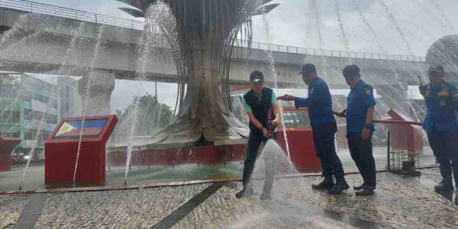 Pj Walikota Palembang, Ratu Dewa ikut membersihkan kawasan air mancur untuk persiapan sholat Id, Selasa (9/4/2024). Foto: Sumselheadline/Pitria.