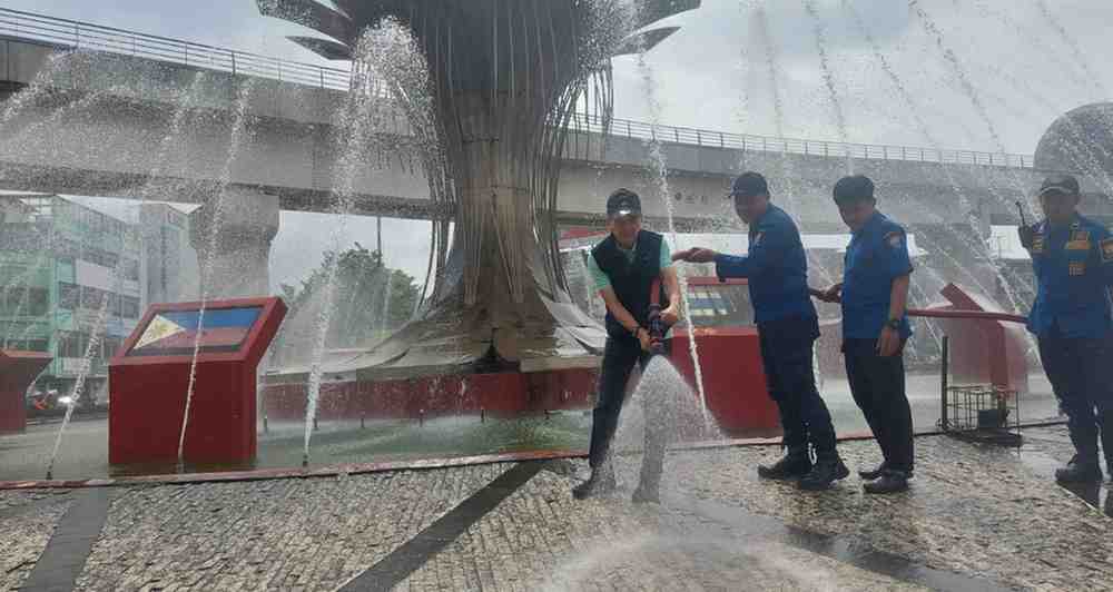 Pj Walikota Palembang, Ratu Dewa ikut membersihkan kawasan air mancur untuk persiapan sholat Id, Selasa (9/4/2024). Foto: Sumselheadline/Pitria.