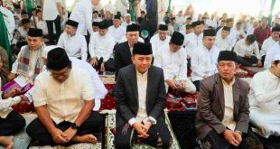 Pj Gubernur Sumsel, Agus Fatoni menggelar sholat Id bersam warga di halaman Griya Agung, Palembang, Rabu (10/4/2024). Foto: Humas Pemprov Sumsel.