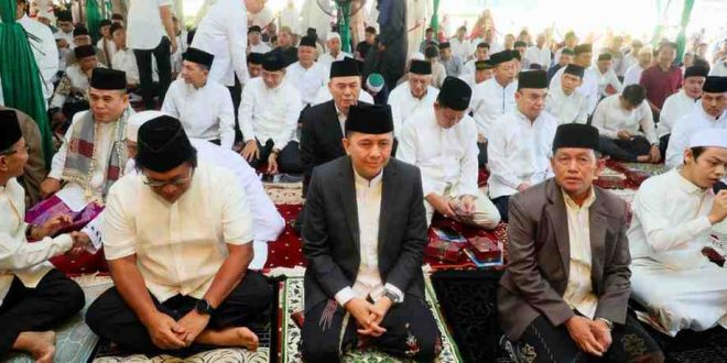 Pj Gubernur Sumsel, Agus Fatoni menggelar sholat Id bersam warga di halaman Griya Agung, Palembang, Rabu (10/4/2024). Foto: Humas Pemprov Sumsel.