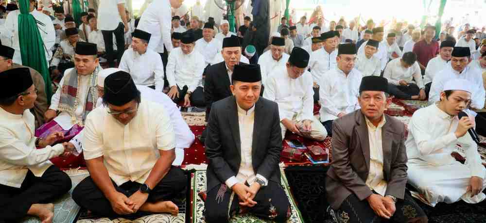 Pj Gubernur Sumsel, Agus Fatoni menggelar sholat Id bersam warga di halaman Griya Agung, Palembang, Rabu (10/4/2024). Foto: Humas Pemprov Sumsel.