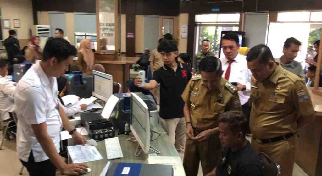 Pj Walikota Palembang, Ratu Dewa melakukan sidak dan pengecekan absensi pegawai di hari pertama usai libur Idul Fitri 1445 H, Selasa (16/4/2024). Foto: Sumselheadline/Pitria.