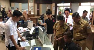 Pj Walikota Palembang, Ratu Dewa melakukan sidak dan pengecekan absensi pegawai di hari pertama usai libur Idul Fitri 1445 H, Selasa (16/4/2024). Foto: Sumselheadline/Pitria.