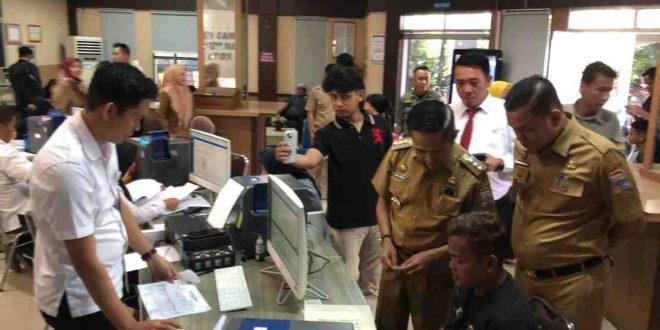 Pj Walikota Palembang, Ratu Dewa melakukan sidak dan pengecekan absensi pegawai di hari pertama usai libur Idul Fitri 1445 H, Selasa (16/4/2024). Foto: Sumselheadline/Pitria.