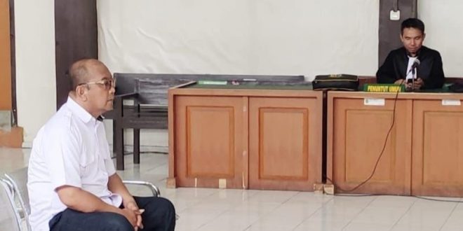 Edi Kurniawan, oknum ASN Inspektorat Provinsi Sumsel di sidang PN Palembang, Kamis (18/4/2024). Foto: Sumselheadline/Ela. 