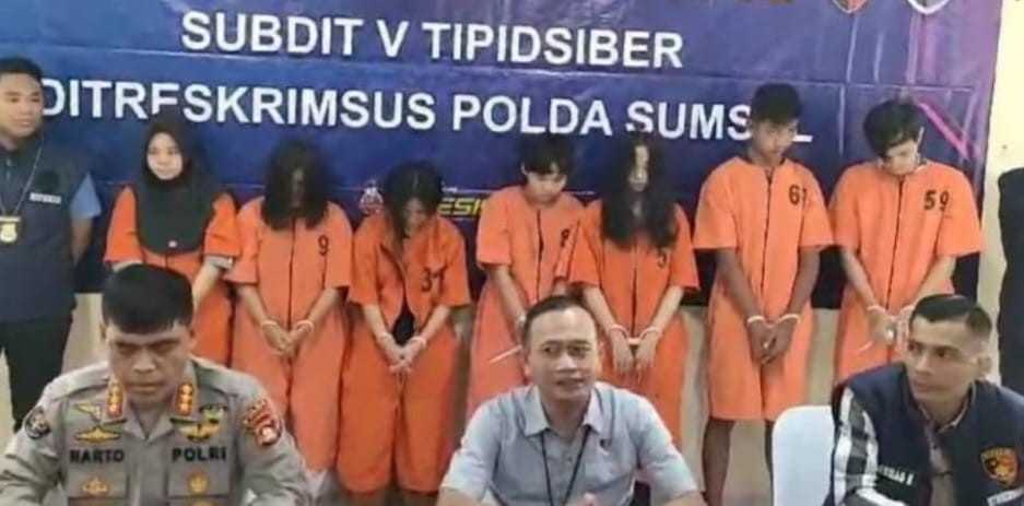 Tujuh orang terlibat sindikat ilegal akses (pentramsian ilegal) ditangkap Polda Sumsel, Selasa (30/4/2024). Foto: Sumselheadline/Ela.