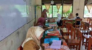 Suasana penerimaan berkas penerimaan siswa baru di SMAN 10 Palembang, Selasa (23/4/2024). Foto: Sumselheadline/Pitria.