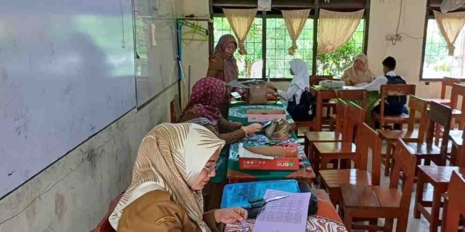Suasana penerimaan berkas penerimaan siswa baru di SMAN 10 Palembang, Selasa (23/4/2024). Foto: Sumselheadline/Pitria.
