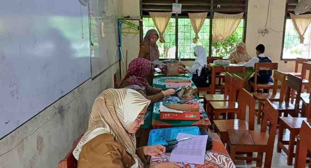 Suasana penerimaan berkas penerimaan siswa baru di SMAN 10 Palembang, Selasa (23/4/2024). Foto: Sumselheadline/Pitria.