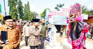 Pj Bupati Muba, Apriyadi disambut hangat warga Sungai Keruh, Jumat (19/4/2024). Foto: Kominfo Muba.