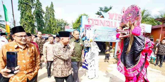 Pj Bupati Muba, Apriyadi disambut hangat warga Sungai Keruh, Jumat (19/4/2024). Foto: Kominfo Muba.