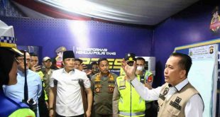 Malam takbiran, Pj Gubernur Sumsel Agus Fatoni keliling tinjau posko pengamanan. Foto: Humas Pemprov Sumsel.