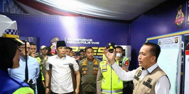 Malam takbiran, Pj Gubernur Sumsel Agus Fatoni keliling tinjau posko pengamanan. Foto: Humas Pemprov Sumsel.