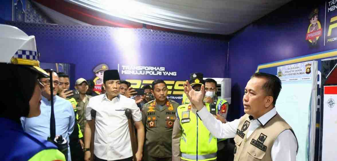 Malam takbiran, Pj Gubernur Sumsel Agus Fatoni keliling tinjau posko pengamanan. Foto: Humas Pemprov Sumsel.
