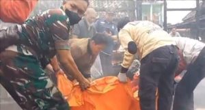Petugas membawa jenazah Rojali, yang tewas di dalam rumahnya yang terbakar, Selasa (30/4/2024). Foto: Sumselheadline/Ela.