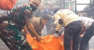 Petugas membawa jenazah Rojali, yang tewas di dalam rumahnya yang terbakar, Selasa (30/4/2024). Foto: Sumselheadline/Ela.