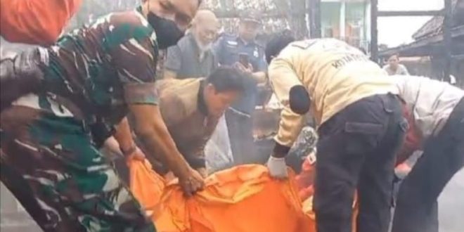Petugas membawa jenazah Rojali, yang tewas di dalam rumahnya yang terbakar, Selasa (30/4/2024). Foto: Sumselheadline/Ela.