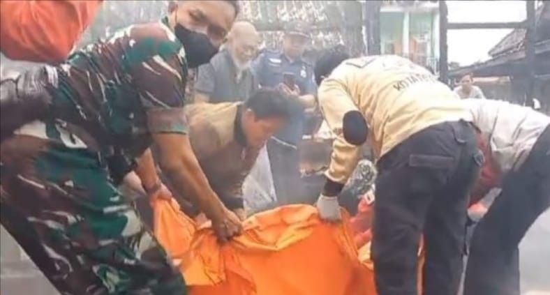 Petugas membawa jenazah Rojali, yang tewas di dalam rumahnya yang terbakar, Selasa (30/4/2024). Foto: Sumselheadline/Ela.