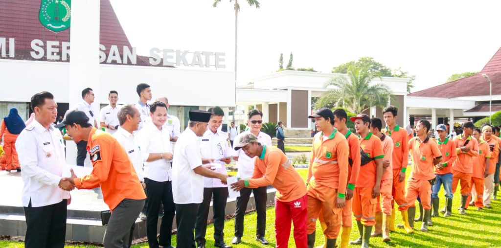 Para petugas kebersihan antre menerima THR dari Pj Bupati Muba, Apriyadi di halaman rumah dinas bupati, Rabu (3/4/2024). Foto: Kominfo Muba.