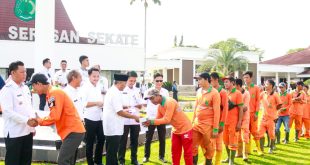 Para petugas kebersihan antre menerima THR dari Pj Bupati Muba, Apriyadi di halaman rumah dinas bupati, Rabu (3/4/2024). Foto: Kominfo Muba.
