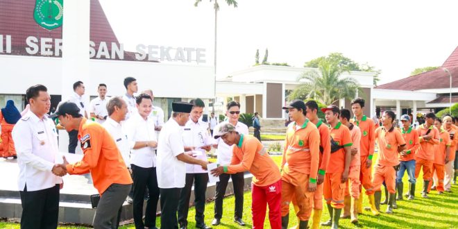 Para petugas kebersihan antre menerima THR dari Pj Bupati Muba, Apriyadi di halaman rumah dinas bupati, Rabu (3/4/2024). Foto: Kominfo Muba.