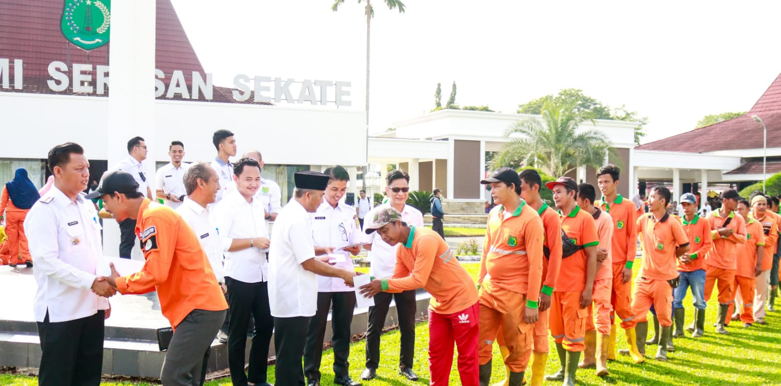 Para petugas kebersihan antre menerima THR dari Pj Bupati Muba, Apriyadi di halaman rumah dinas bupati, Rabu (3/4/2024). Foto: Kominfo Muba.