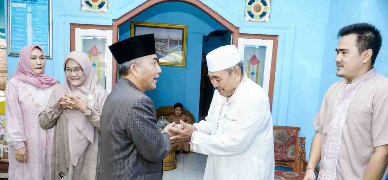 Pj Bupati Muba, Apriyadi door to ddor sanjo ke rumah sejumlah tokoh masyarakat di Sekayu, Rabu (10/4/2024). Foto: Kominfo Muba.