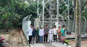 Warga Babat Supat foto dengan latar salah satu tower baru yang dipasang PT Telkomsel, atas program Pj Bupati Muba, Apriadi, Jumat (19/4/2024). Foto; Kominfo Muba.