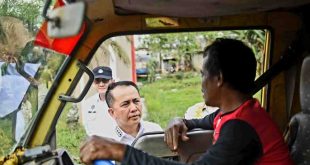 Pj Gubernur Sumsel, Agus Fatoni berdialog dengan sopir truk, yang seharusnya tak jalan lagi jelang H-2 lebaran, Senin (8/4/2024). Foto: Humas Pemprov Sumsel.