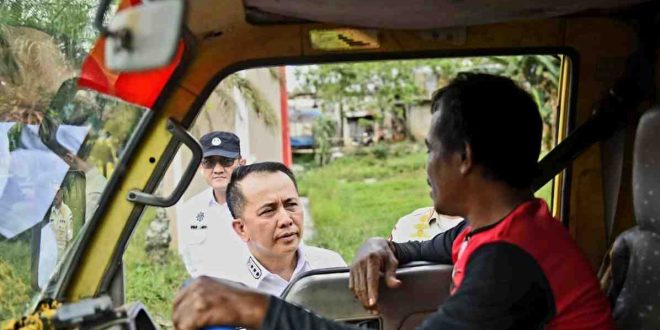 Pj Gubernur Sumsel, Agus Fatoni berdialog dengan sopir truk, yang seharusnya tak jalan lagi jelang H-2 lebaran, Senin (8/4/2024). Foto: Humas Pemprov Sumsel.
