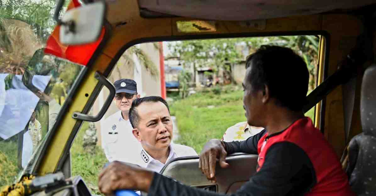 Pj Gubernur Sumsel, Agus Fatoni berdialog dengan sopir truk, yang seharusnya tak jalan lagi jelang H-2 lebaran, Senin (8/4/2024). Foto: Humas Pemprov Sumsel.