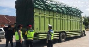 Para personil Polres Muba yang diterjunkan di titik rawan macet di Sungai Lilin, Sabtu (13/4/2024). Foto: Dok Polres Muba.